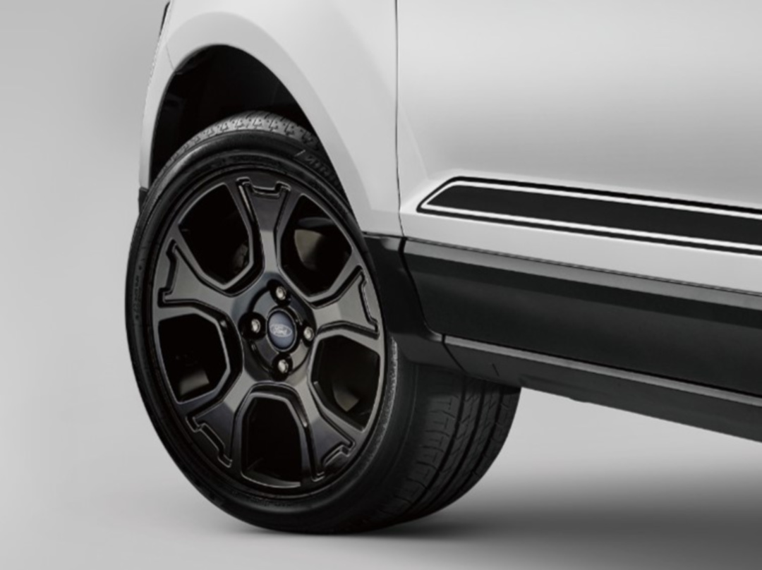SMALL_【圖四】Ford EcoSport「布萊克•懷特」限量版配備布萊克黑型格輪圈，簡單的配色更為出色。